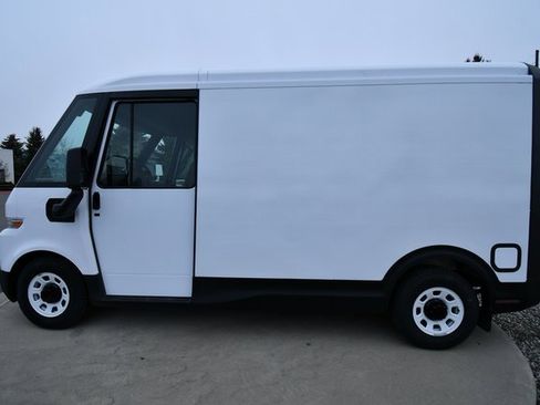 New 2025 Chevrolet Brightdrop 400 w/ Power Door Package image 16