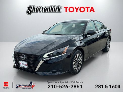 Used 2025 Nissan Altima 2.5 SV FWD image 1