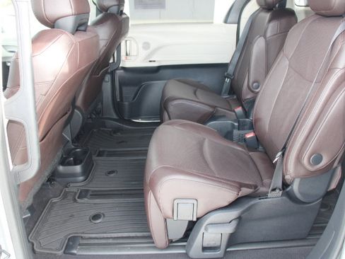 Certified 2023 Toyota Sienna Platinum image 13