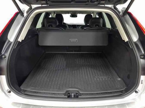 Used 2025 Volvo XC60 B5 Core w/ Protection Package Premier image 9