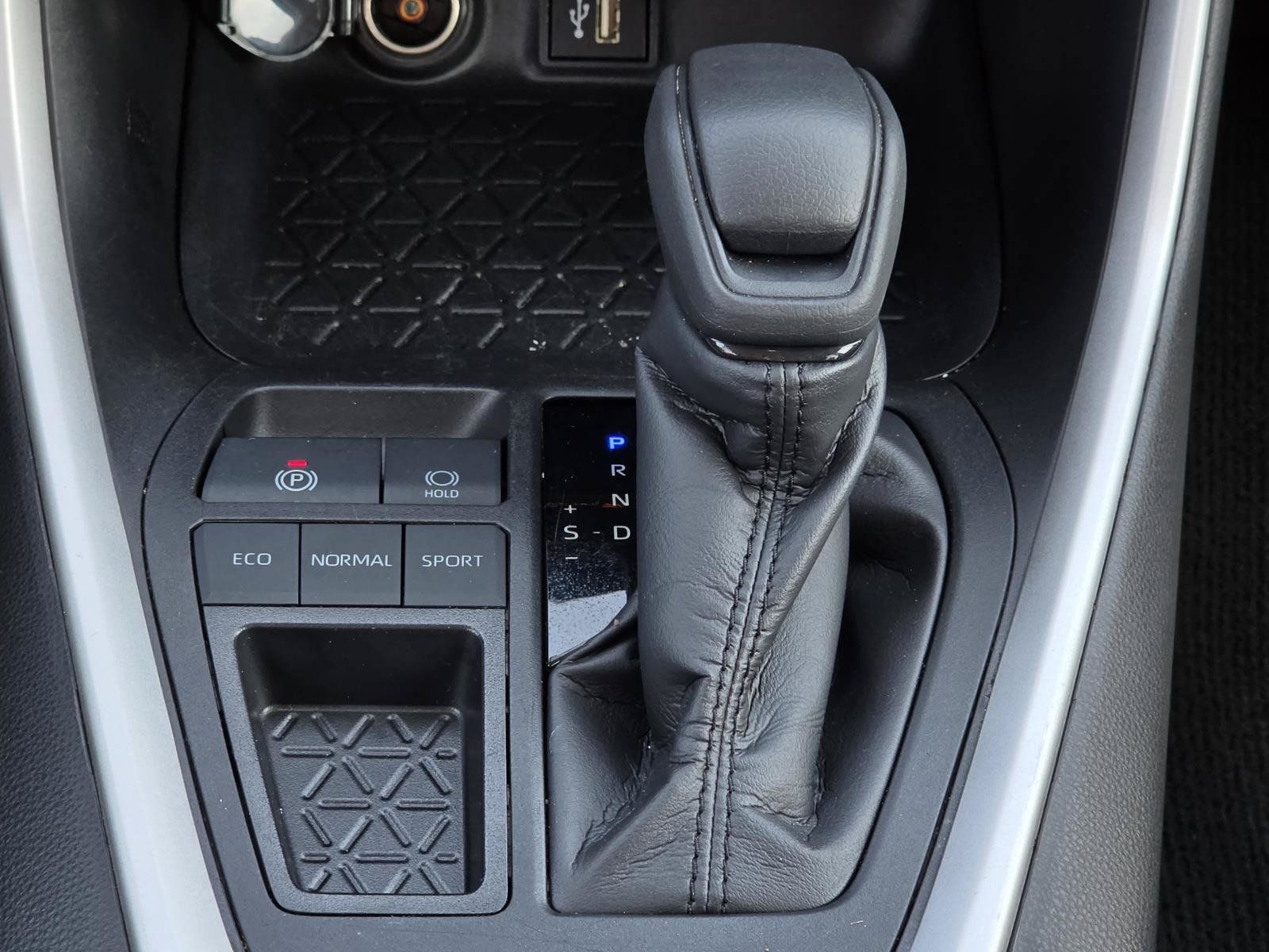 Used 2024 Toyota RAV4 XLE FWD image 15