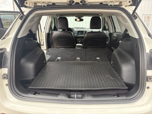 Used 2018 Jeep Compass Latitude w/ Popular Equipment Group image 10