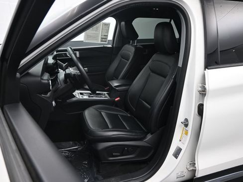 Used 2020 Ford Explorer XLT w/ Equipment Group 202A AWD/4WD image 23