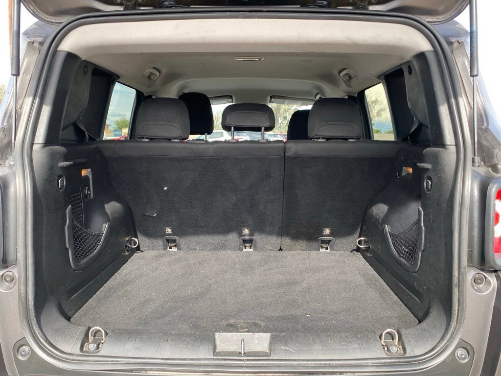 Used 2017 Jeep Renegade Latitude FWD image 14