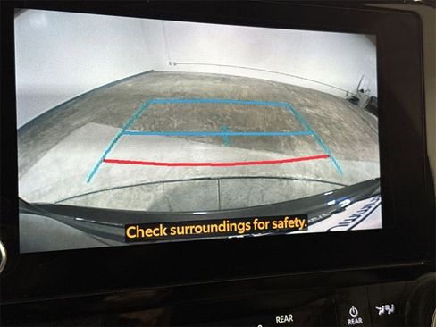 Used 2023 Toyota Highlander L image 14