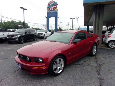 Used 2005 Ford Mustang GT RWD image 2