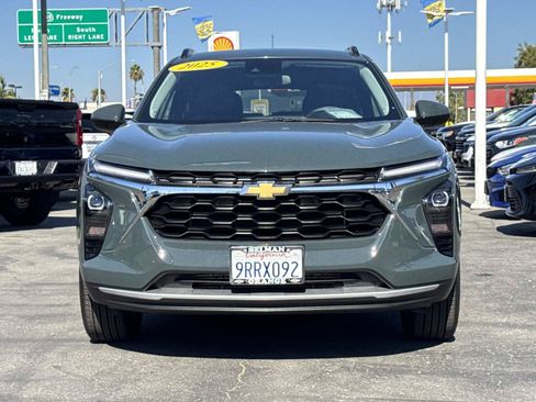 Used 2025 Chevrolet Trax LT FWD image 2