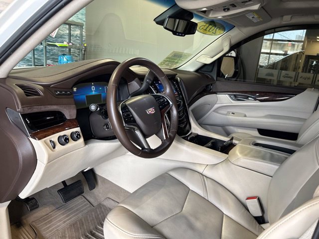 Used 2015 Cadillac Escalade Luxury AWD/4WD image 2