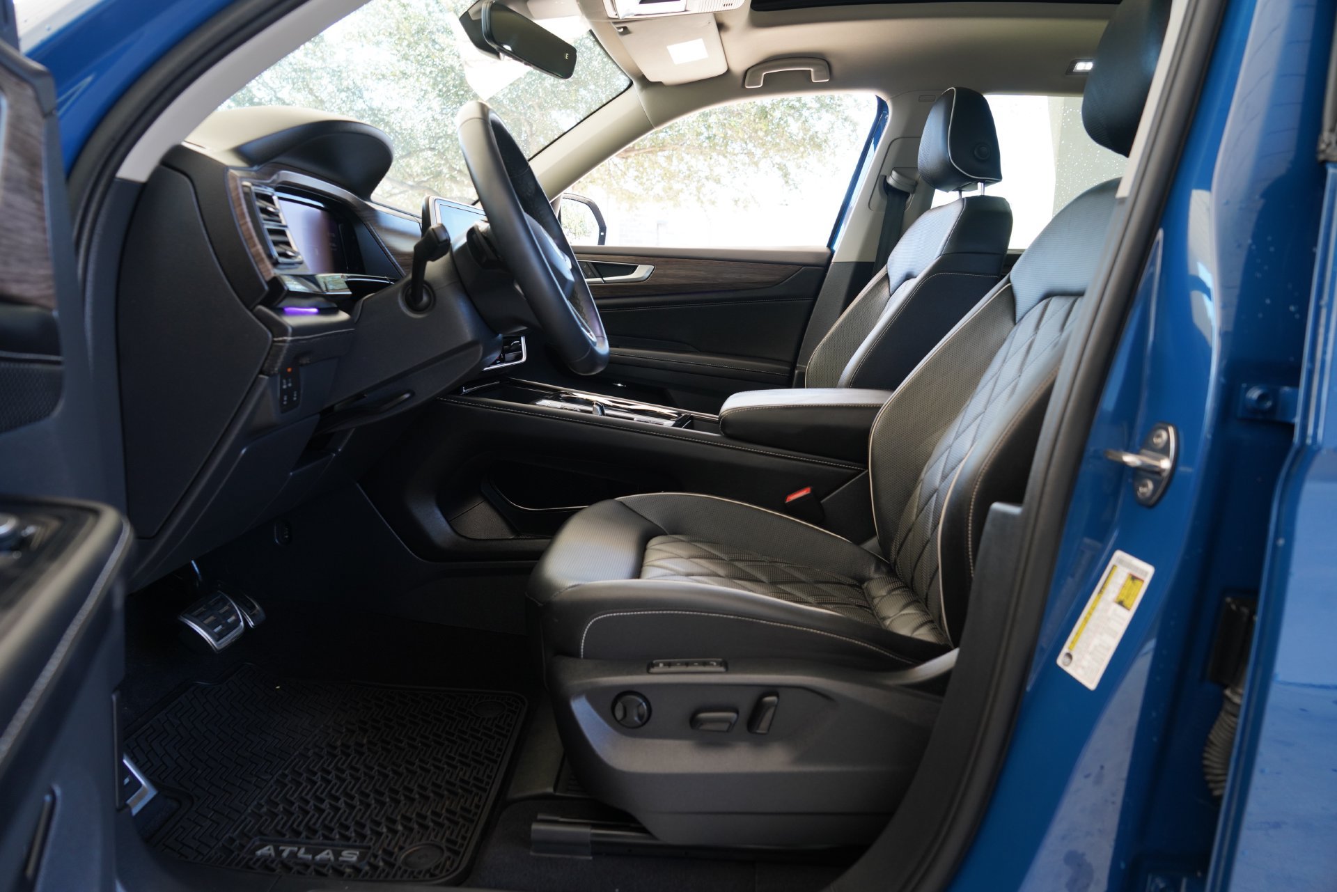 Certified 2025 Volkswagen Atlas SEL Premium R-Line AWD/4WD image 9