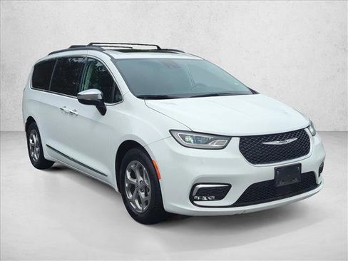 Used 2023 Chrysler Pacifica Limited FWD image 3