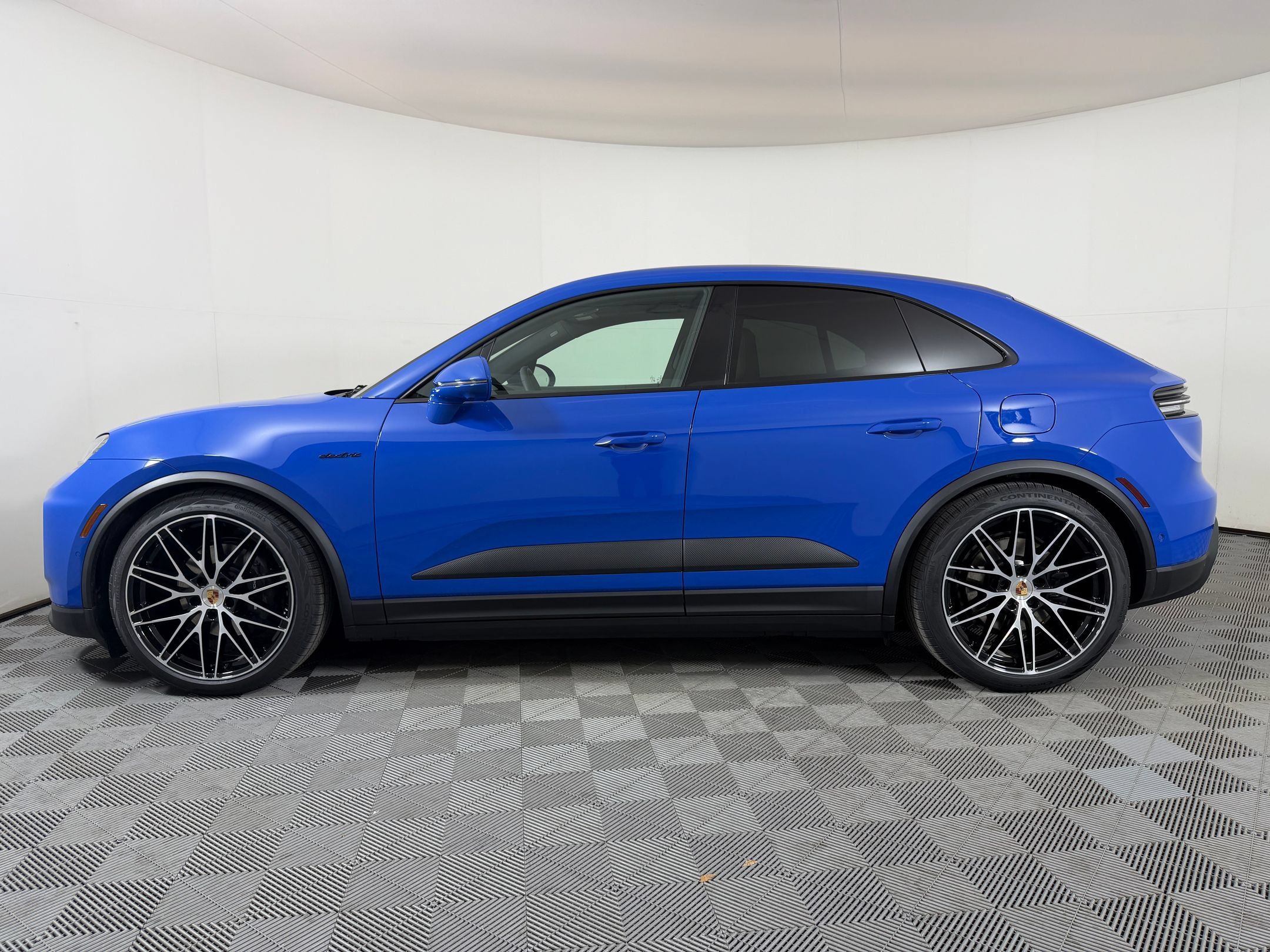 Used 2026 Porsche Macan Electric RWD image 2
