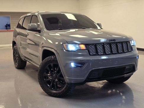 Used 2019 Jeep Grand Cherokee Altitude image 2
