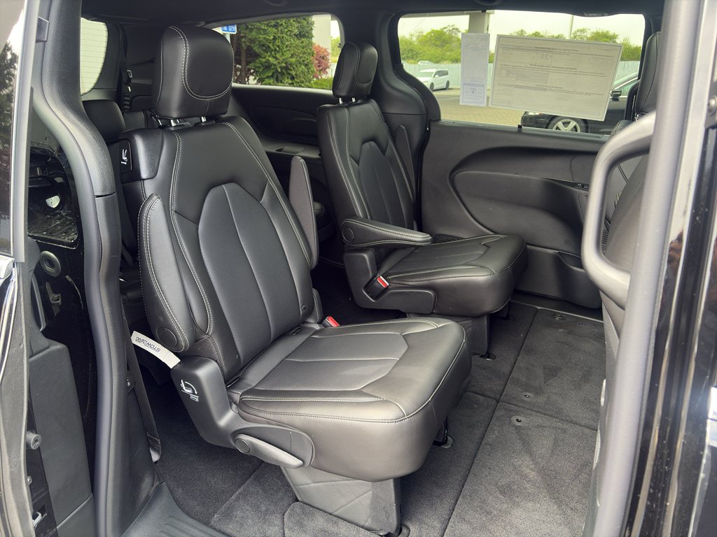New 2027 Chrysler Pacifica Select w/ Family Tech Group AWD/4WD image 22