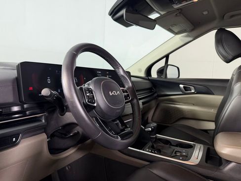 Used 2025 Kia Carnival image 23