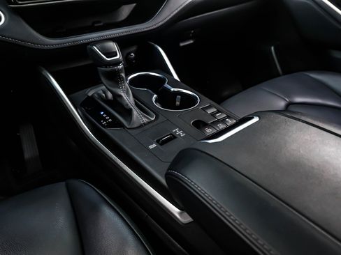 Used 2024 Toyota Highlander XLE image 6