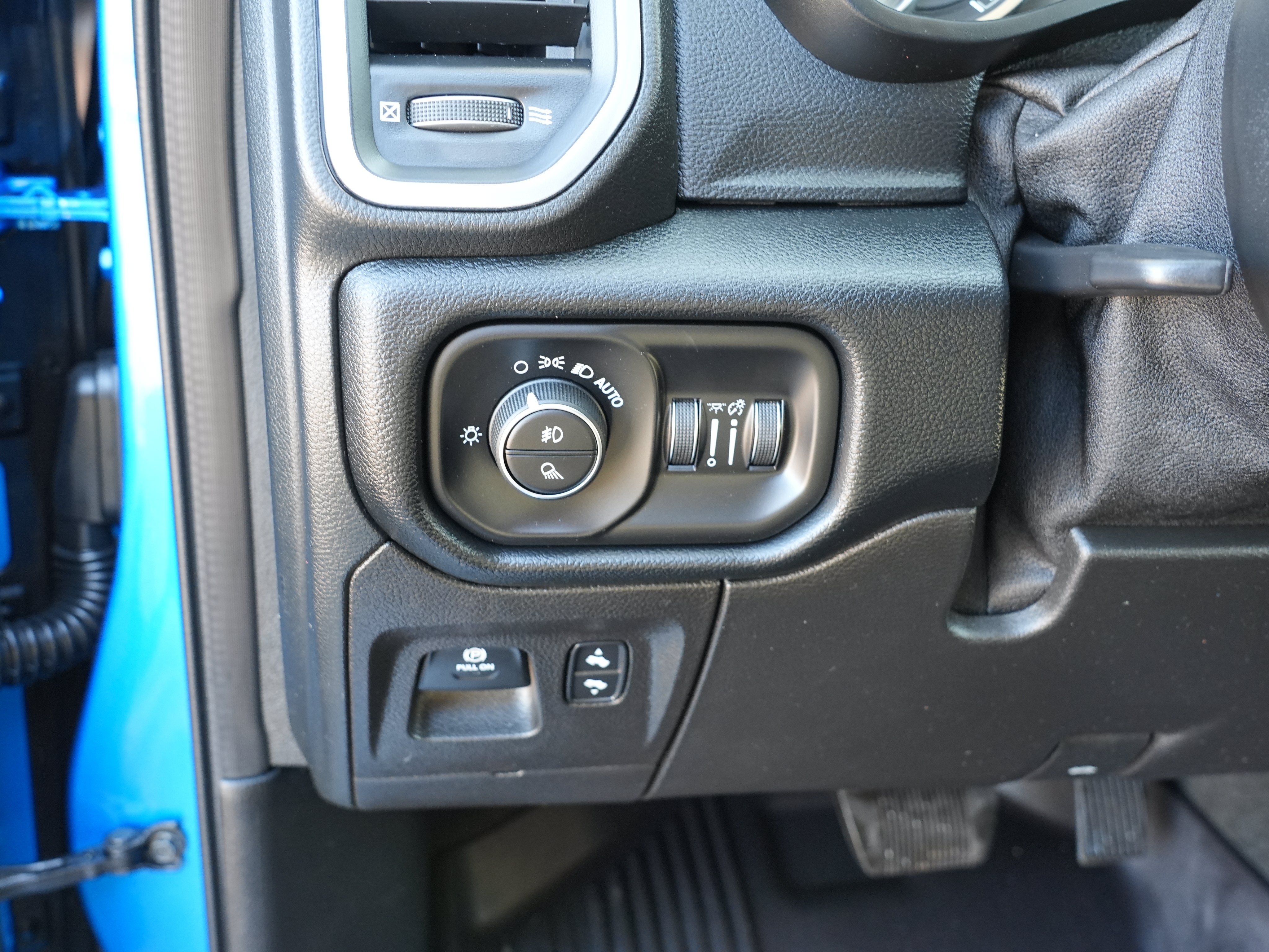 Used 2022 RAM 1500 Laramie AWD/4WD image 16