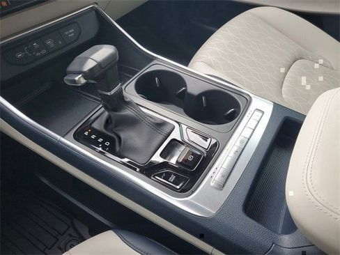 Used 2025 Kia Carnival EX image 25