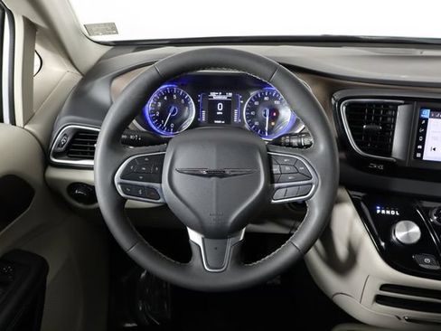 Used 2023 Chrysler Voyager LX FWD image 7