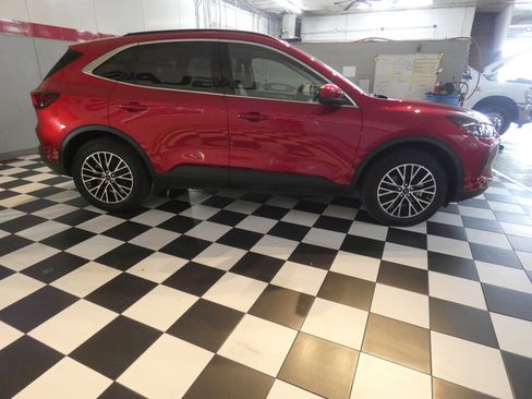 Used 2024 Ford Escape SE w/ PHEV Premium Package image 4