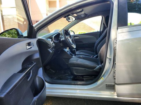 Used 2017 Chevrolet Sonic LT image 4