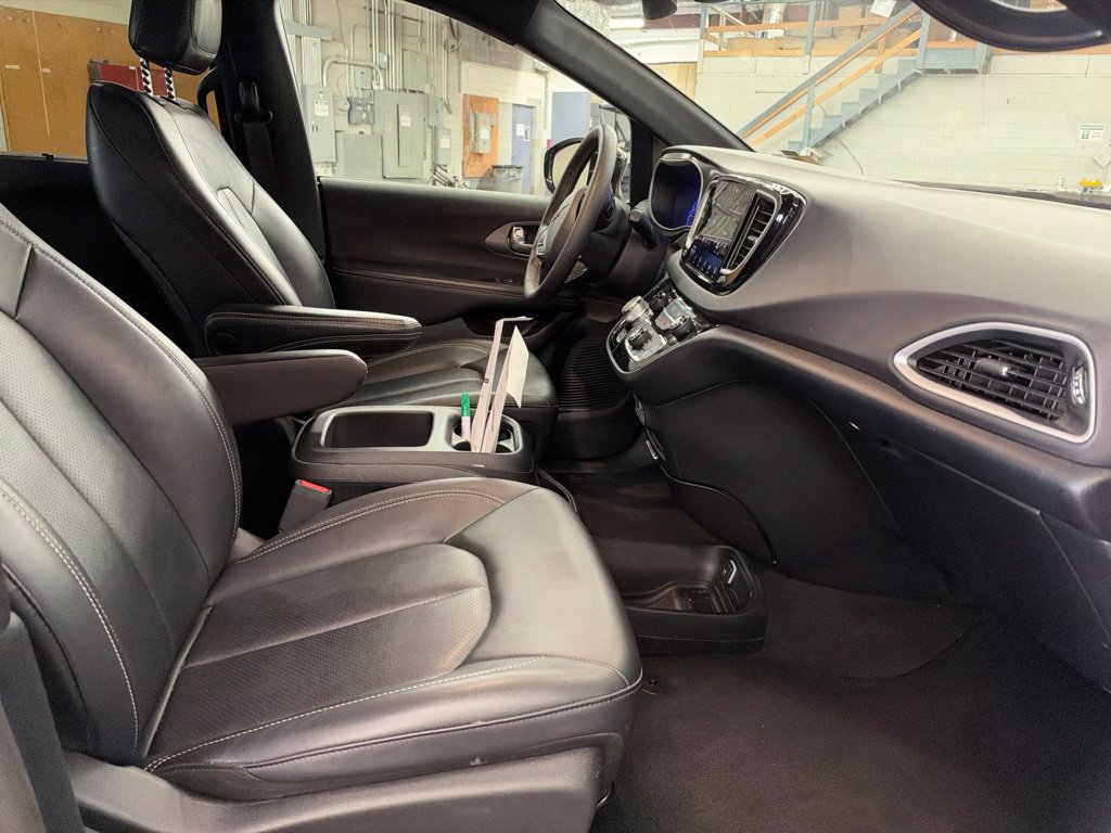 Used 2025 Chrysler Pacifica Select FWD image 13
