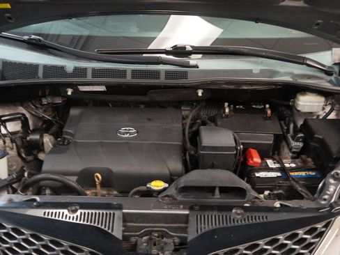 Used 2013 Toyota Sienna SE FWD image 17