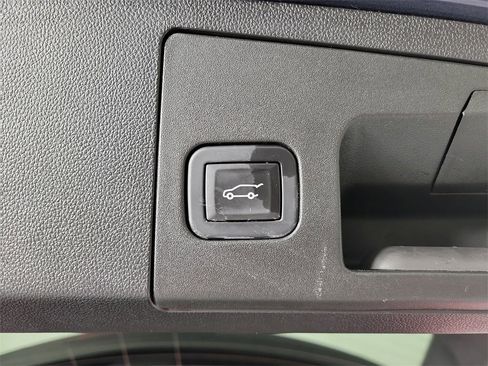 Certified 2025 Cadillac XT4 Premium Luxury image 9