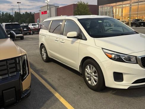 Used 2016 Kia Sedona LX w/ Option Group 020 FWD image 3