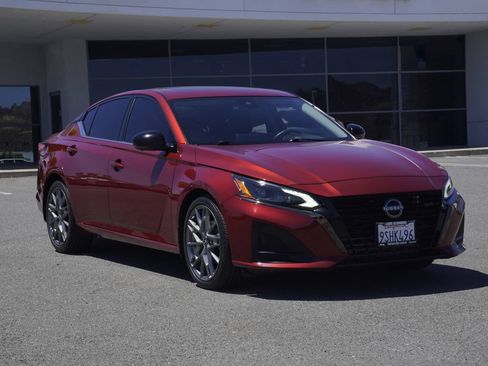 Used 2023 Nissan Altima 2.0 SR FWD image 2