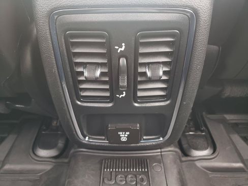 Used 2021 Jeep Grand Cherokee Laredo X AWD/4WD image 13