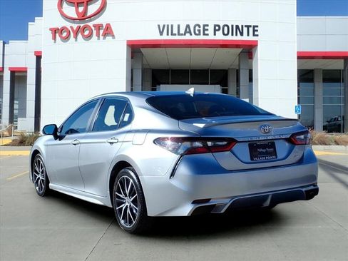 Used 2024 Toyota Camry SE image 3