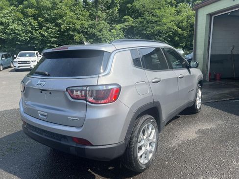 Used 2023 Jeep Compass Latitude AWD/4WD image 3