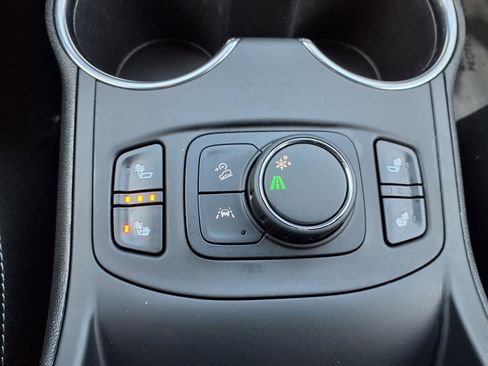 Used 2024 GMC Terrain SLE w/ Driver Convenience Package image 8