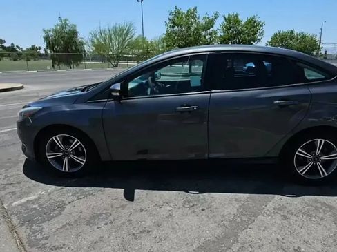 Used 2017 Ford Focus SE FWD image 2