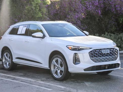 Certified 2025 Audi Q5 Premium Plus w/ Premium Plus image 3