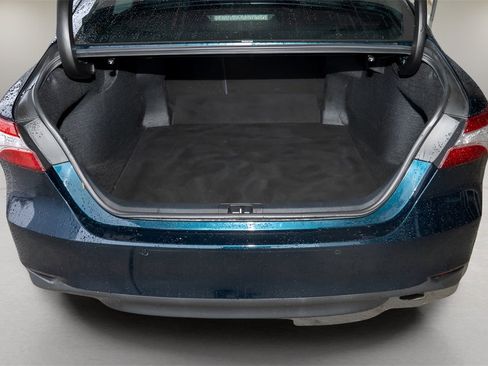 Used 2018 Toyota Camry XLE image 5