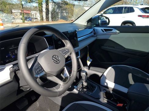 New 2026 Volkswagen Taos SE image 18