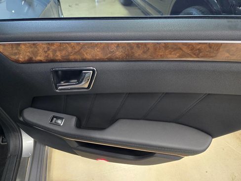 Used 2011 Mercedes-Benz E 550 Sedan image 23