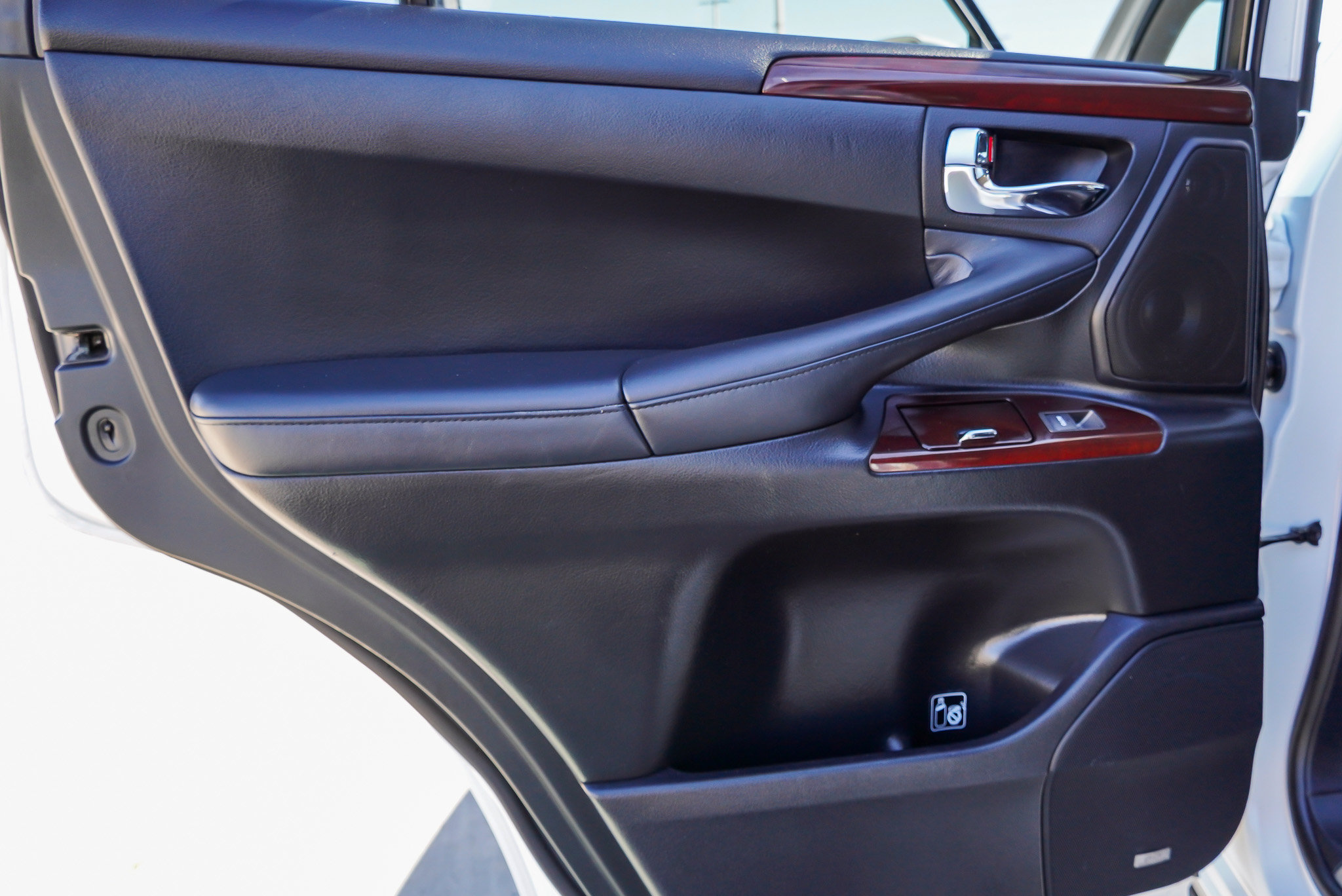 Used 2015 Lexus LX 570 4WD w/ Luxury Package image 31
