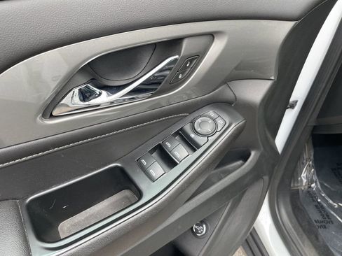 Used 2023 Chevrolet Traverse LT image 6