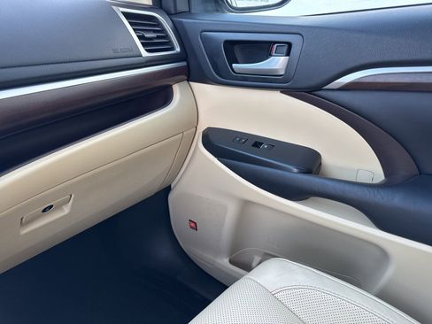 Used 2016 Toyota Highlander Limited image 27