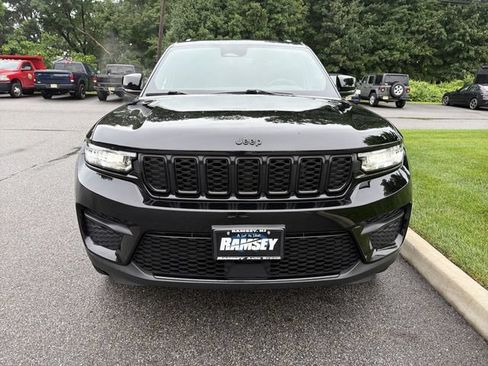 Used 2023 Jeep Grand Cherokee Altitude AWD/4WD image 2