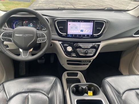 Used 2022 Chrysler Pacifica Touring-L image 14