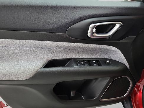 Used 2025 Jeep Compass Latitude image 14