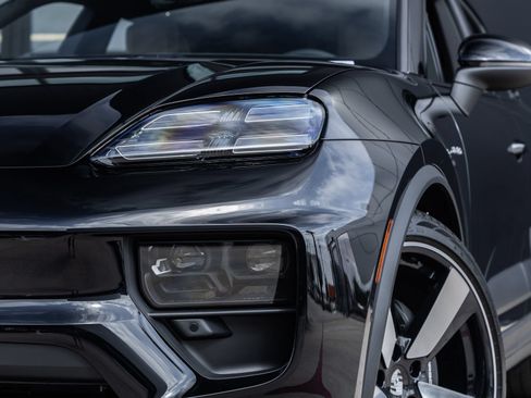 Certified 2025 Porsche Macan Electric RWD image 17