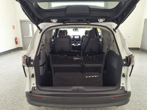 Used 2024 Toyota Sienna XLE FWD image 39