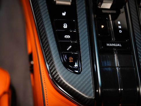 Used 2025 Aston Martin V8 Vantage Coupe image 33