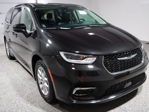 Used 2023 Chrysler Pacifica Touring-L FWD image 5