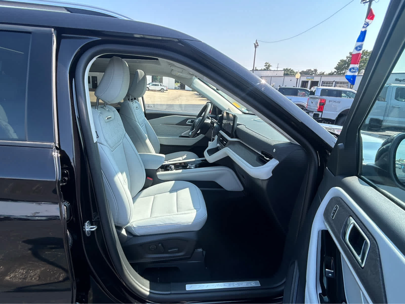 New 2026 Ford Explorer Platinum w/ LUX Leather Package AWD/4WD image 18