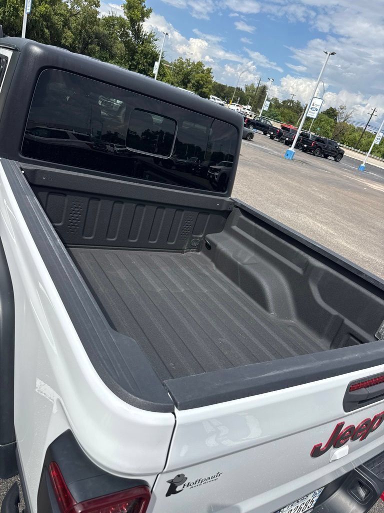 Used 2024 Jeep Gladiator Rubicon w/ Technology Group AWD/4WD image 3
